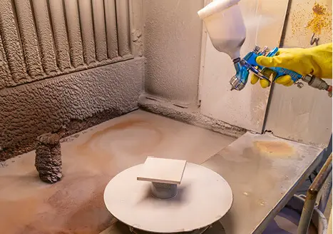 Auf dem Foto ist sichtbar wie die Glasur der Wandplatten händisch Platte für Platte aufgetragen wird.