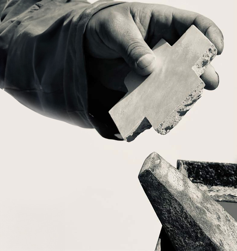 Damit die Zellige Platte die richtige Form animmt, wird ausgehend von der quadratischen Platten die Zielform von Hand mit einem Hammer gehauen.