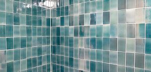Glasierte Wandplatten stehend verlegt